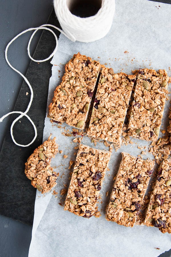 These homemade granola bars are SO SIMPLE! One bowl, 6 ingredients and 20 minutes from start to finish!