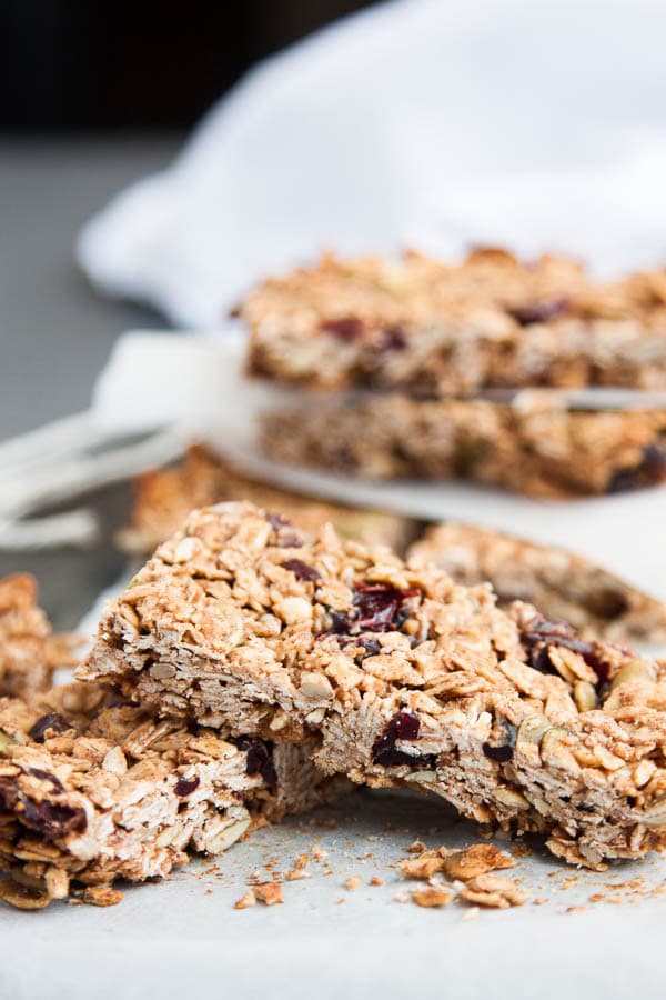 These homemade granola bars are SO SIMPLE! One bowl, 6 ingredients and 20 minutes from start to finish!