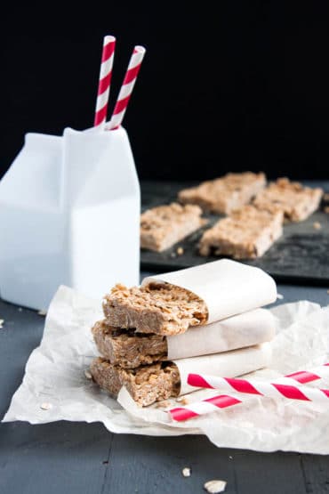6 ingredients, one bowl, no bake Peanut Butter Oatmeal Granola Bars! So simple!