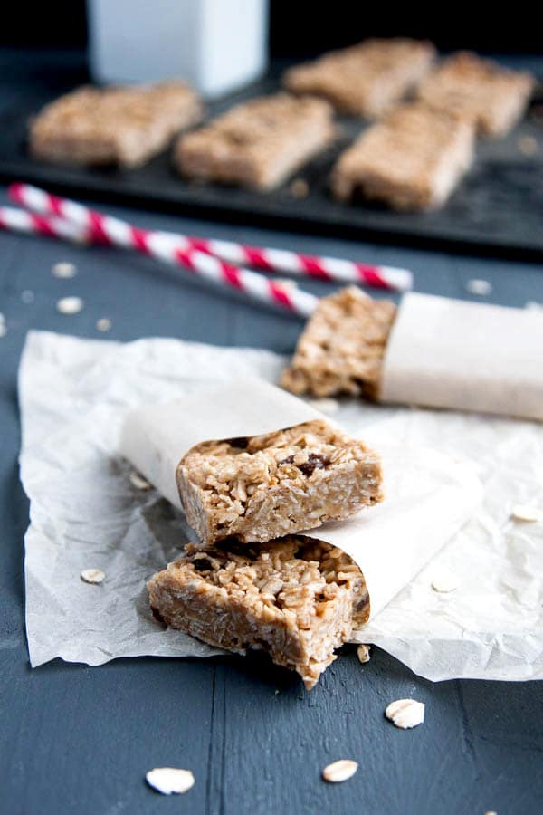 6 ingredients, one bowl, no bake Peanut Butter Oatmeal Granola Bars! So simple!