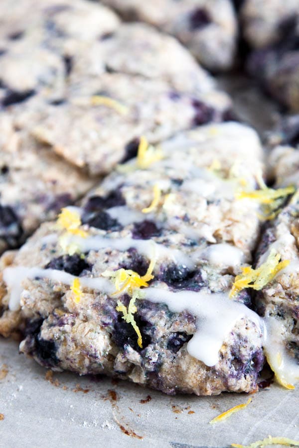 Spring Breakfast alert! Tangy lemon pairs so nicely with juicy blueberry in these Lemon Blueberry Scones.