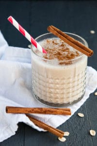 With the flavours of cinnamon and vanilla and the heartiness of oats and bananas, this smoothie really does taste like a cinnamon bun!