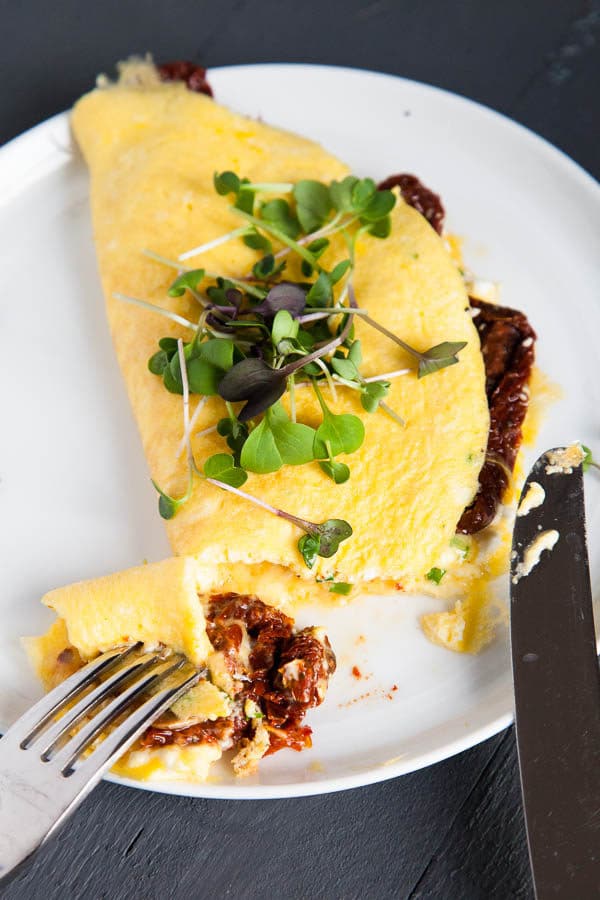 This sundried tomato and goat cheese omelette recipe is packed with flavour and has tips to make your breakfast for dinner a success!