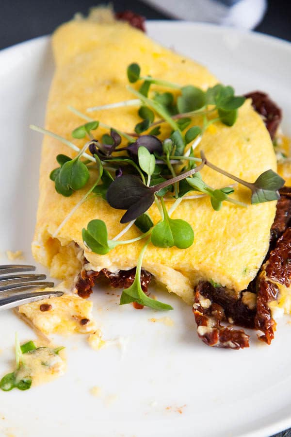 This sundried tomato and goat cheese omelette recipe is packed with flavour and has tips to make your breakfast for dinner a success!