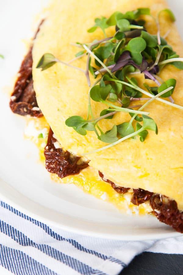 This sundried tomato and goat cheese omelette recipe is packed with flavour and has tips to make your breakfast for dinner a success!