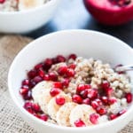 Le sarrasin a une texture plus moelleuse et plus copieuse que la farine d'avoine et constitue un bol de petit-déjeuner confortable et chaud. La recette donne 2 bols.